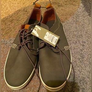 Men’s canvas shoes